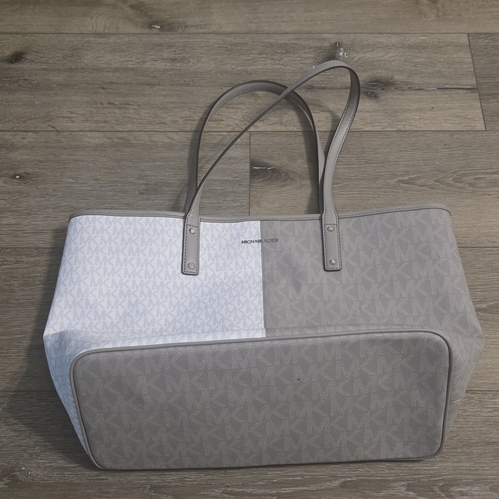 Beautiful NWOT Michael Kors Gray and White Women's Tote Bag